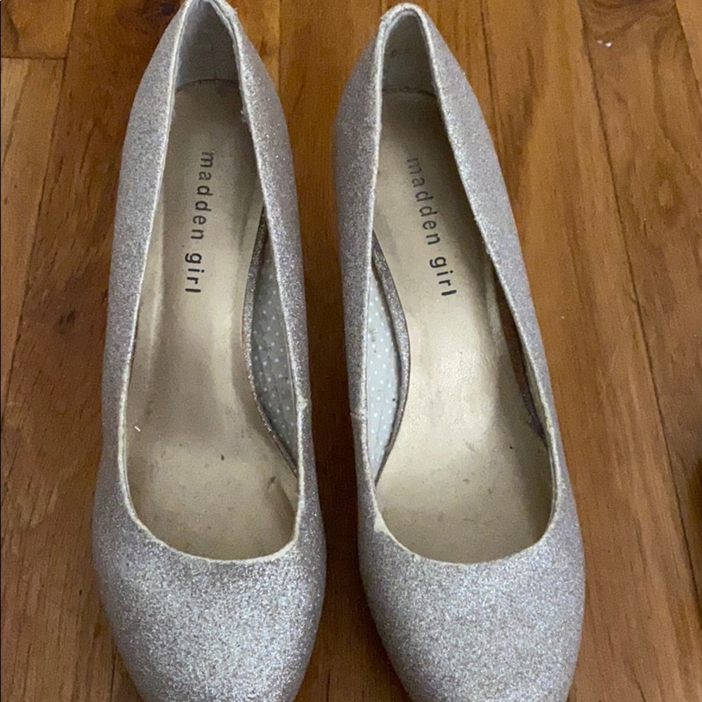 heels has a few stains/marks!can be cleaned/fixed